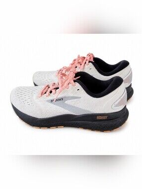 Brooks Ghost women's running shoes in women's US size 7 (Medium/B).